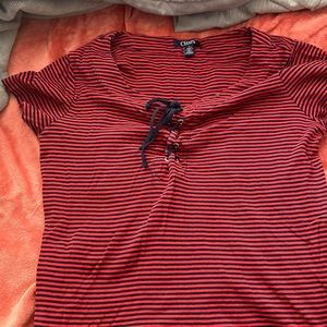 There a tie on the front that has red and black